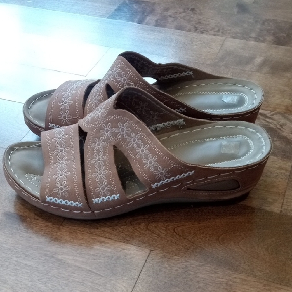Lot of 4 Women's Casual Sandals - Picture 13 of 16